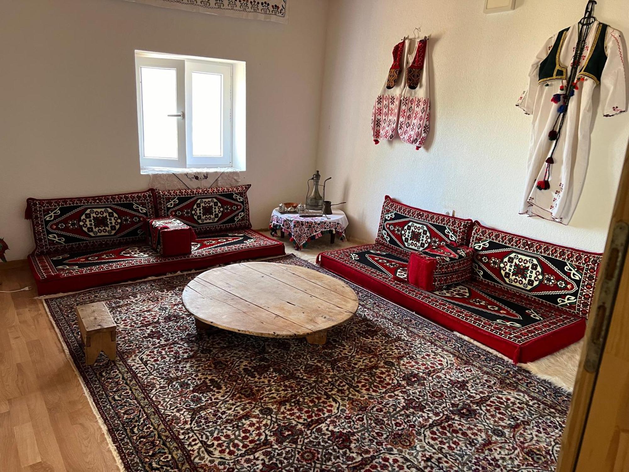 Kod Kapetana Tea Bed and Breakfast Gornji Lukomir Exterior foto