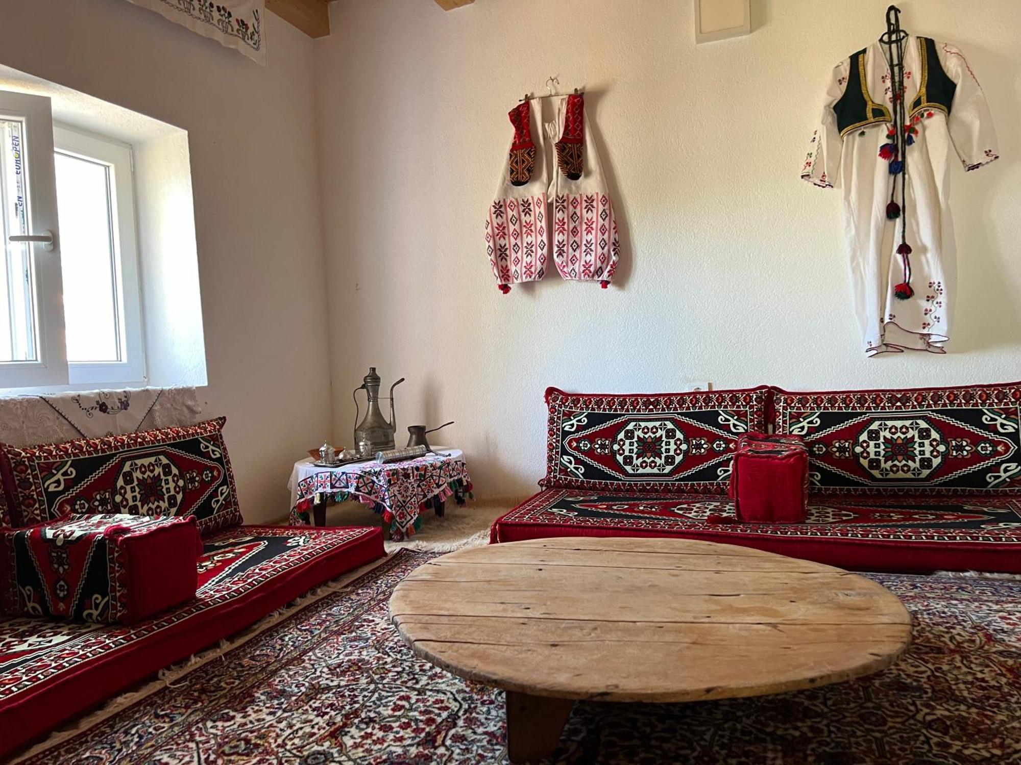 Kod Kapetana Tea Bed and Breakfast Gornji Lukomir Exterior foto