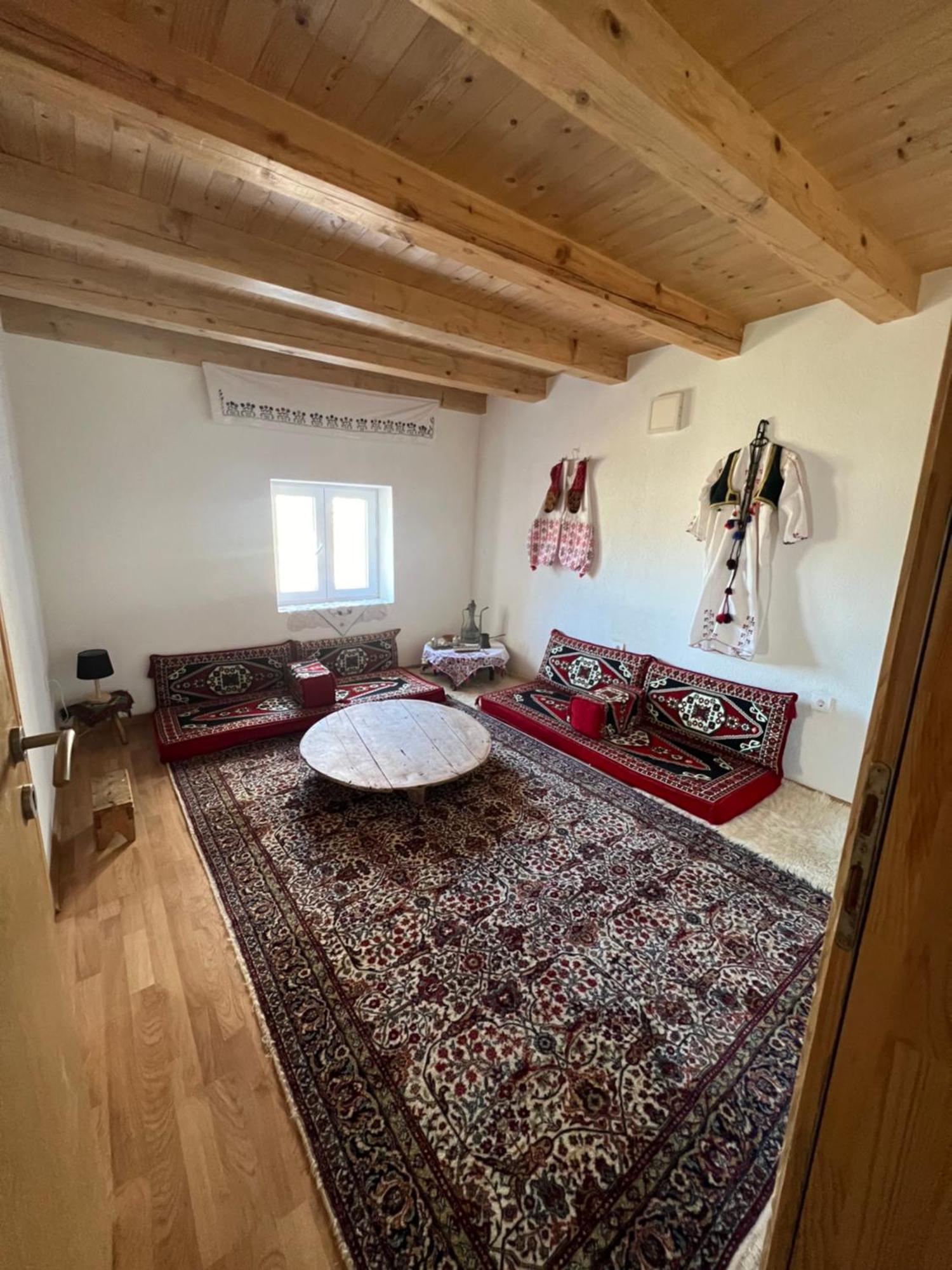 Kod Kapetana Tea Bed and Breakfast Gornji Lukomir Exterior foto