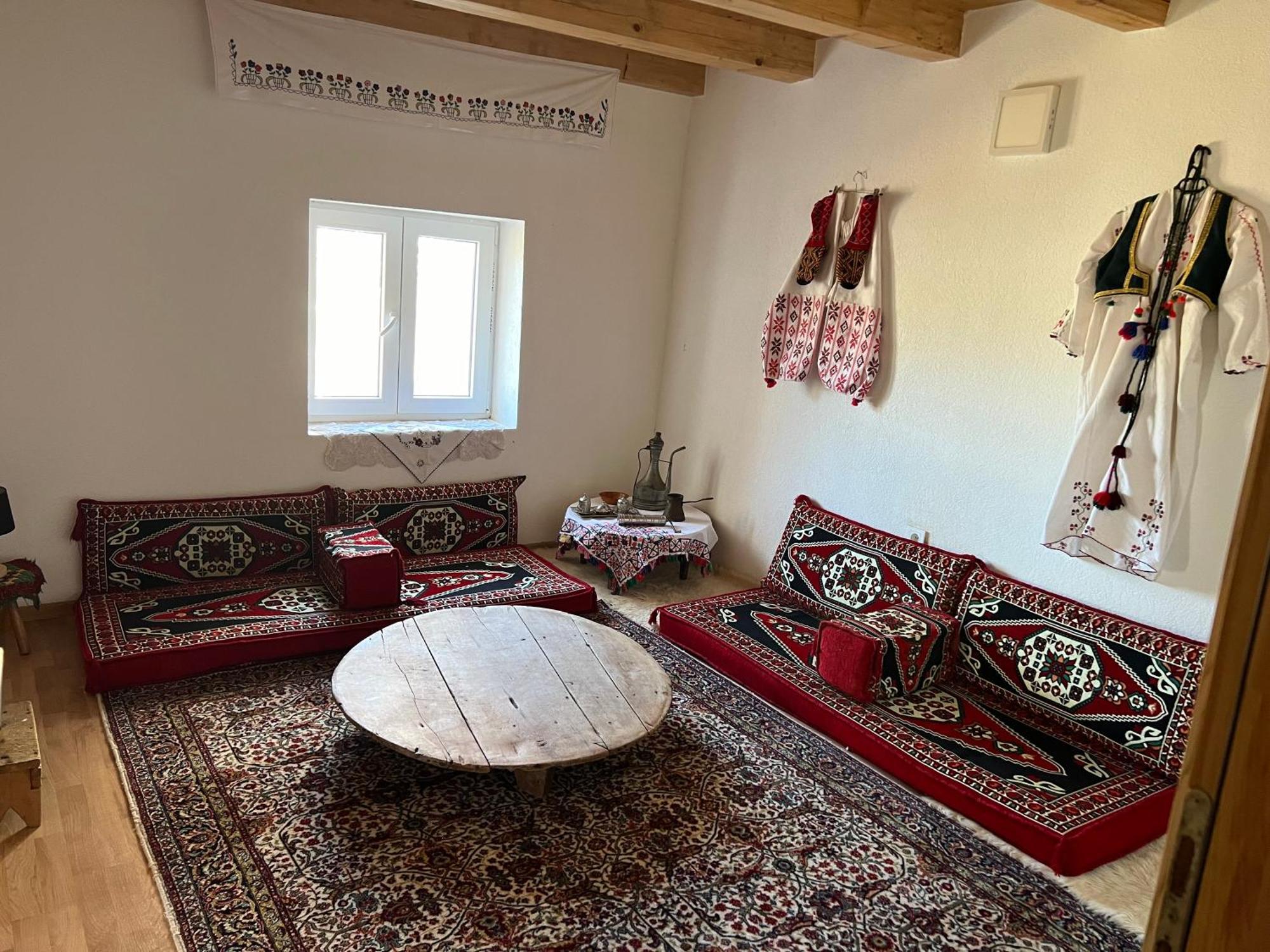 Kod Kapetana Tea Bed and Breakfast Gornji Lukomir Exterior foto